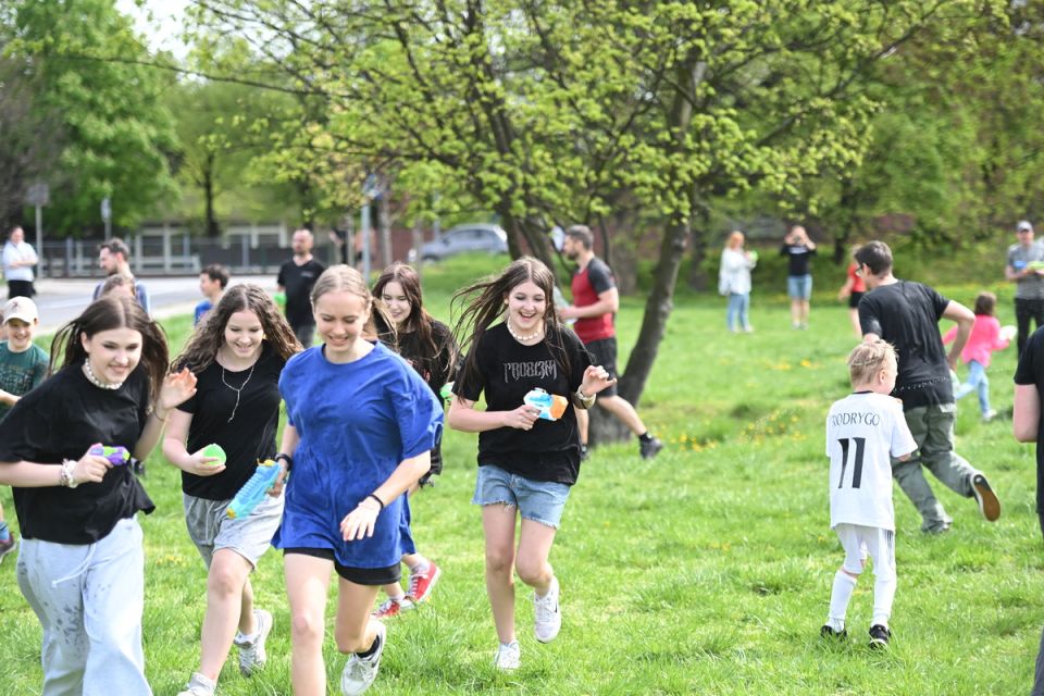 Śmigus-Dyngus w Chorzowie jak za dawnych lat! Wodne bitwy przyciągnęły tłumy - galeria