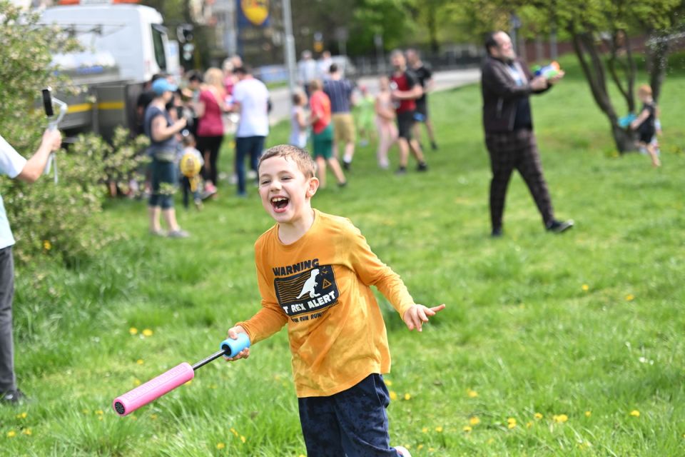Śmigus-Dyngus w Chorzowie jak za dawnych lat! Wodne bitwy przyciągnęły tłumy - galeria