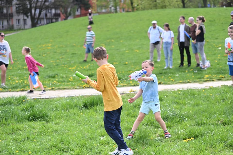 Śmigus-Dyngus w Chorzowie jak za dawnych lat! Wodne bitwy przyciągnęły tłumy - galeria