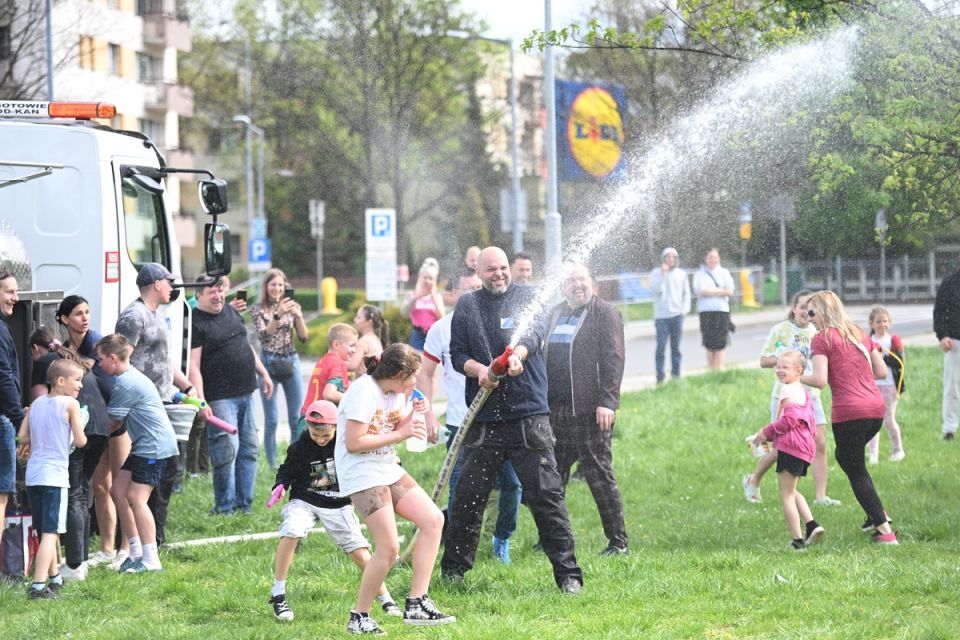 Śmigus-Dyngus w Chorzowie jak za dawnych lat! Wodne bitwy przyciągnęły tłumy - galeria