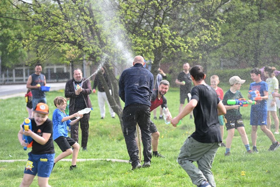 Śmigus-Dyngus w Chorzowie jak za dawnych lat! Wodne bitwy przyciągnęły tłumy - galeria
