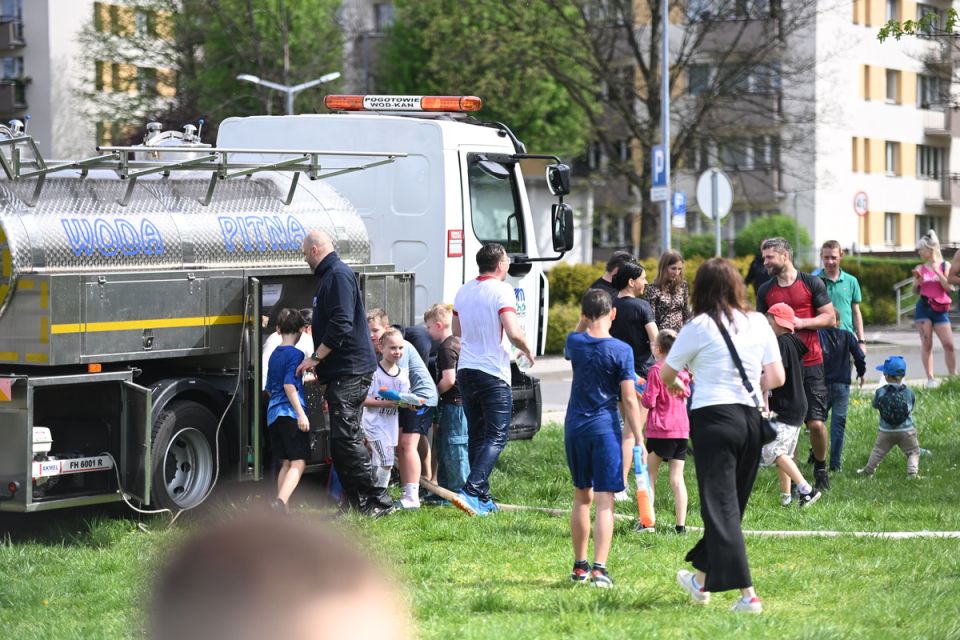 Śmigus-Dyngus w Chorzowie jak za dawnych lat! Wodne bitwy przyciągnęły tłumy - galeria