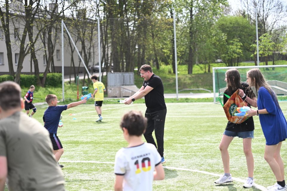 Śmigus-Dyngus w Chorzowie jak za dawnych lat! Wodne bitwy przyciągnęły tłumy - galeria