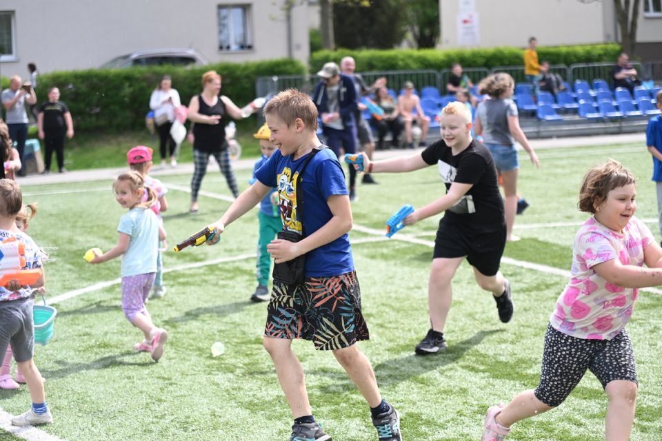 Śmigus-Dyngus w Chorzowie jak za dawnych lat! Wodne bitwy przyciągnęły tłumy - galeria