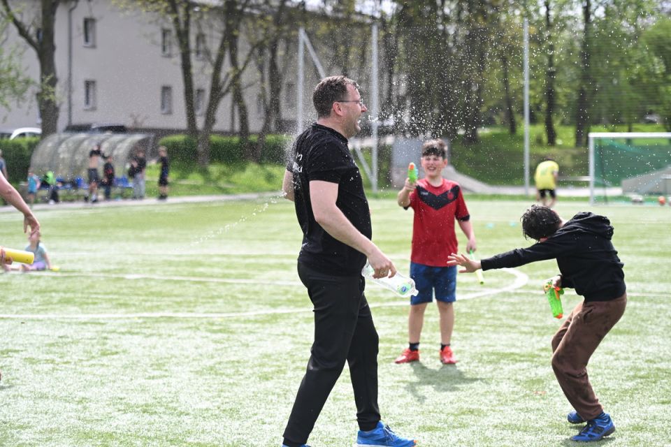 Śmigus-Dyngus w Chorzowie jak za dawnych lat! Wodne bitwy przyciągnęły tłumy - galeria