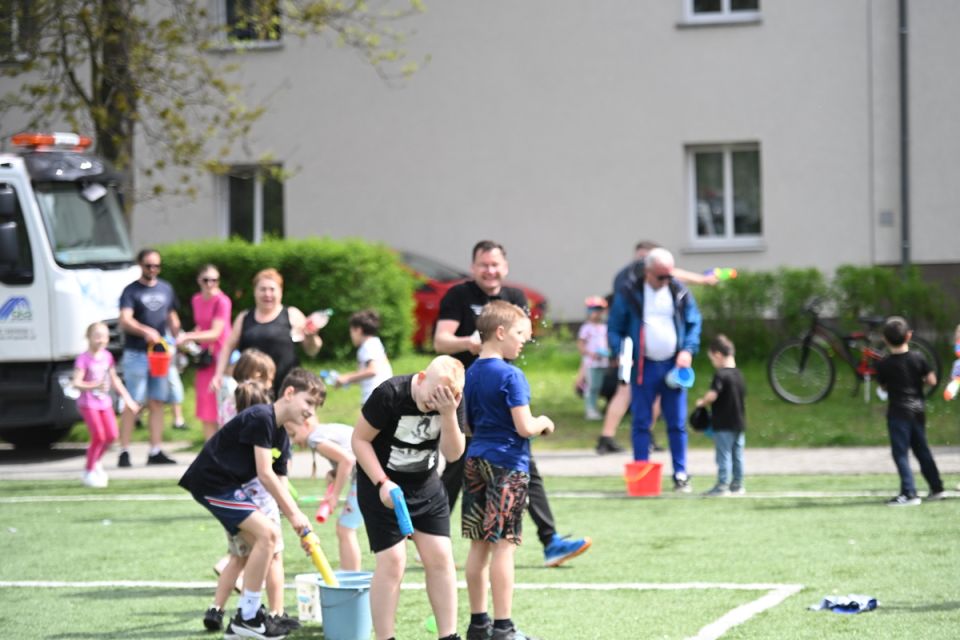 Śmigus-Dyngus w Chorzowie jak za dawnych lat! Wodne bitwy przyciągnęły tłumy - galeria