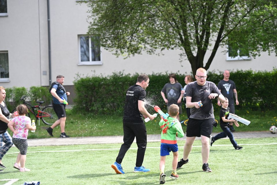 Śmigus-Dyngus w Chorzowie jak za dawnych lat! Wodne bitwy przyciągnęły tłumy - galeria