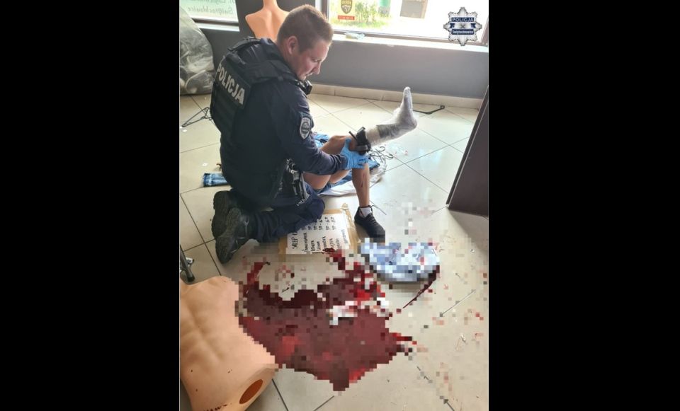 Groźny wypadek podczas zmiany lokalu. Policjanci uratowali 51-latkę z rozległą raną nogi - galeria