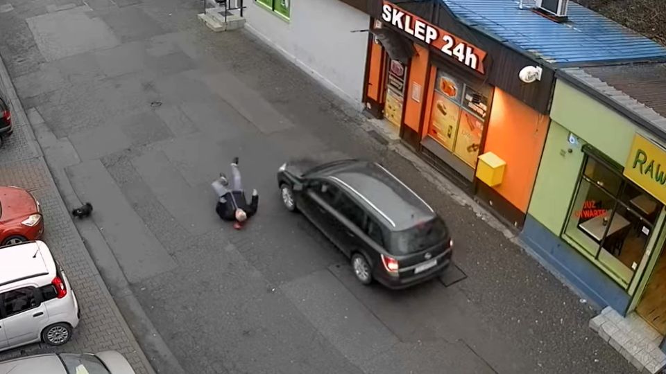 W Rudzie Śląskiej kierowca potrącił pieszego, który wcześniej zwrócił mu uwagę, że jedzie pod prąd - galeria