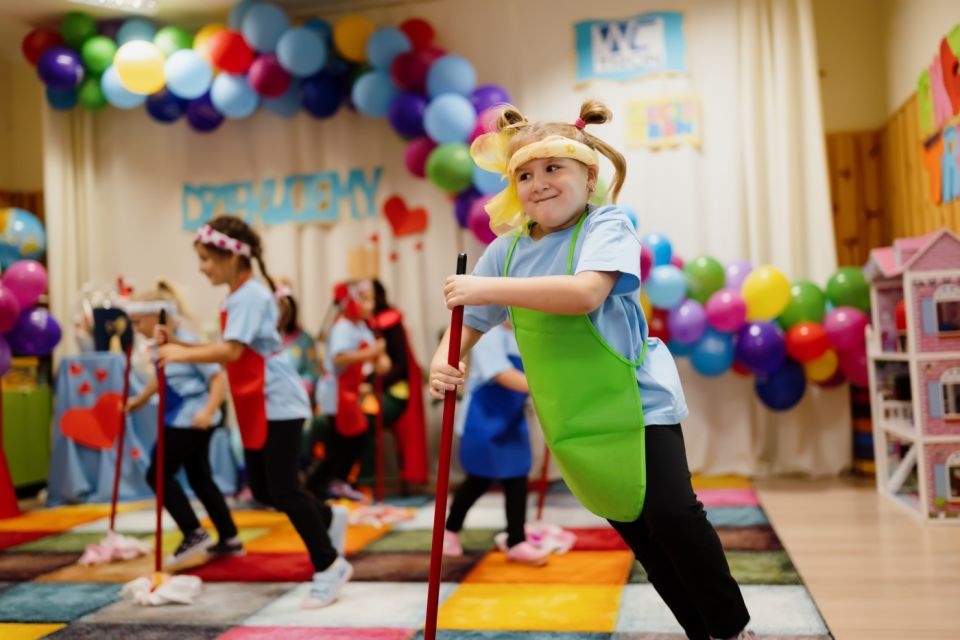 Akcja Tron: Przedszkole w Ożarowicach zmienia swoje toalety dzięki dzieciom! - galeria