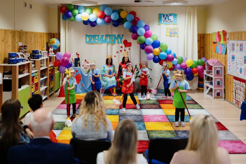 Akcja Tron: Przedszkole w Ożarowicach zmienia swoje toalety dzięki dzieciom! - galeria