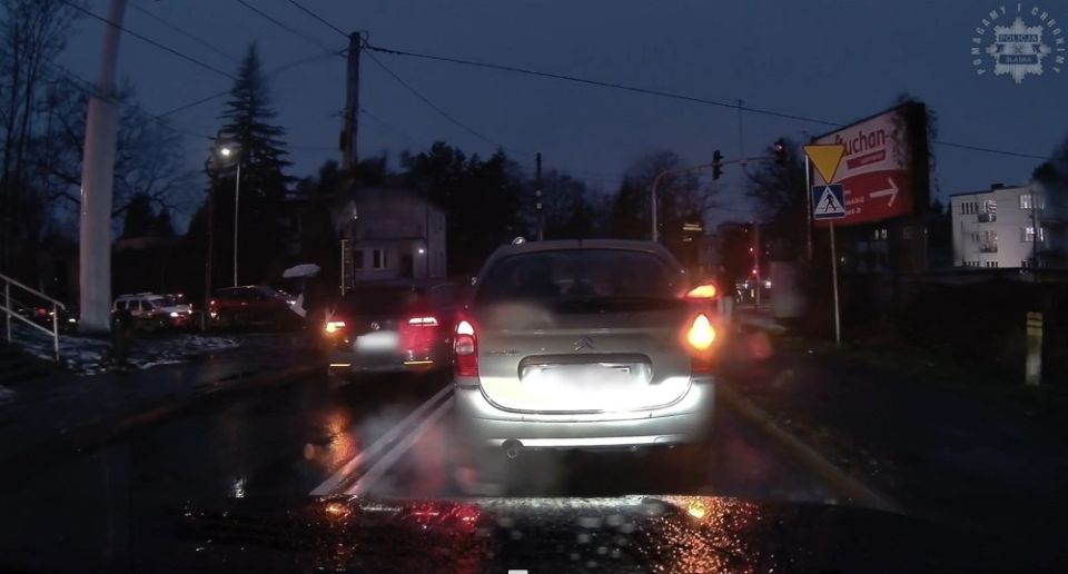 Uciekał przed policją, miał 7 zakazów i był poszukiwany – pościg zakończony wypadkiem - galeria