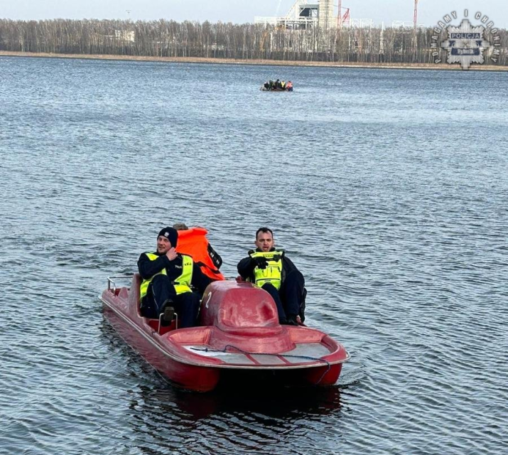 Policjanci z Rybnika uratowali sześciu żeglarzy z Zalewu Rybnickiego - galeria