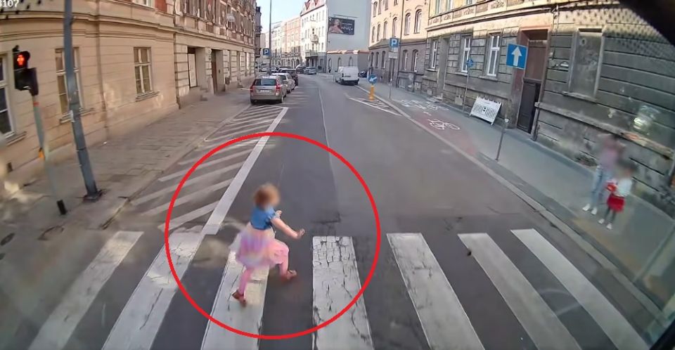 Dziecko wbiegło na przejście – jak moment nieuwagi mógł doprowadzić do tragedii - galeria